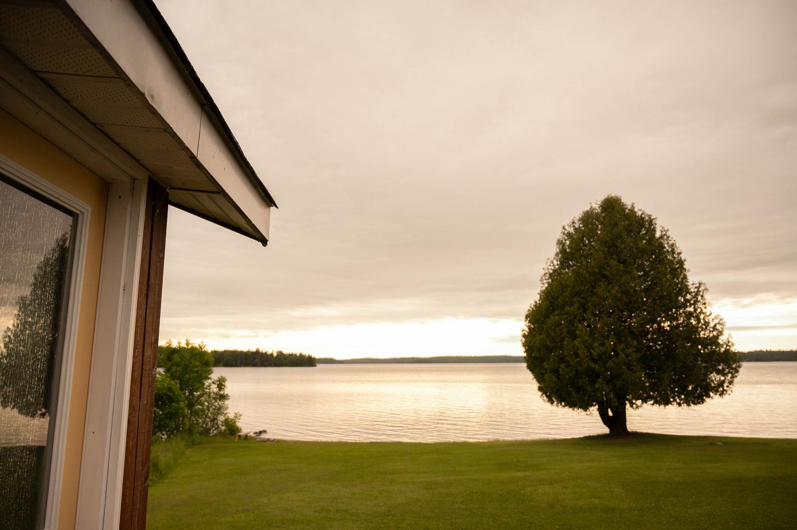 Scenic cottage lake views